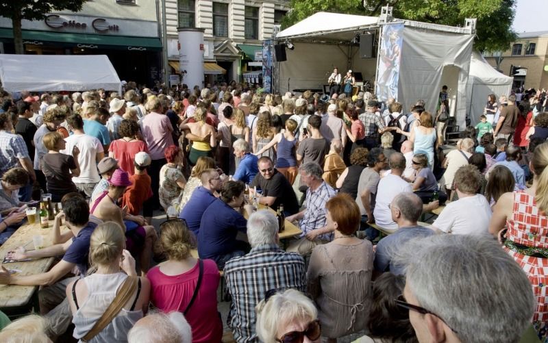 Und auch auf Straßenfesten, wie hier dem Bergmannstraßenfest, wird sicherlich das eine oder andere Wort berlinert (Bild: visitBerlin, Wolfgang Scholvien)