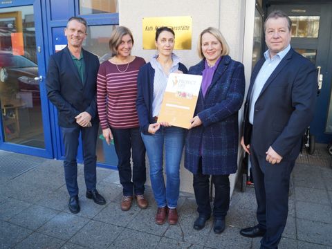 v.l.n.r.: Ansgar Elfgen (Kirchenrat St. Franziskus), Mechthild Jaglar (stv. Kita-Leiterin), Catherine Köhler (Kita-Leiterin), Ariane Graf-Hertling (PROJECT Immobilien Berlin GmbH) und Bezirksbürgermeister Frank Balzer bei der Scheckübergabe. (Bild: BA Reinickendorf)