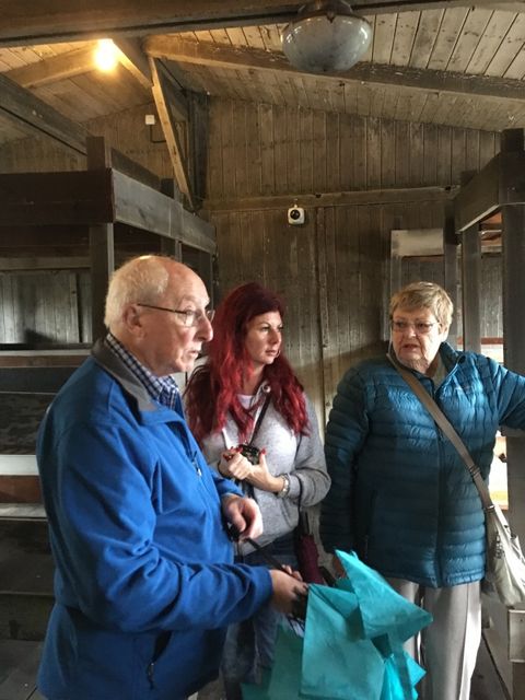Lothar Prager mit Familie in der Gedenkstätte Sachsenhausen