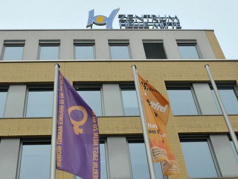 Fahnenhissung zum Internationalen Tag gegen Gewalt an Frauen 2022 - Fahnen wehen über dem Alice-Salomon-Platz