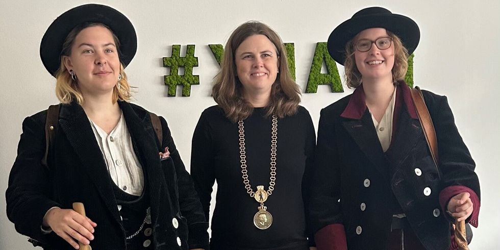 Tischlergesellin Leonie (links), Bezirksbürgermeisterin Clara Herrmann (mitte) und Maßschneiderin Ulla (rechts) im Rathaus Friedrichshain
