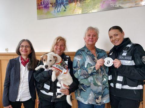 Auf dem Foto (von links nach rechts): Andrea Behnke (Bezirksverordnete der Bündnis 90/Die Grünen-Fraktion), Jacqueline Schön (ehrenamtliches Mitglied der Rettungshunde SEAL DOGS e.V.), Schröder, Kerstin Köppen (BVV-Vorsteherin), Sibylle Kloppenborg (ehrenamtliches Mitglied der Rettungshunde SEAL DOGS e.V.) (Bild: BA Rdf)