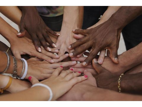Viele Hände einer Gruppe verschiedener Menschen mit unterschiedlicher Hautfarbe