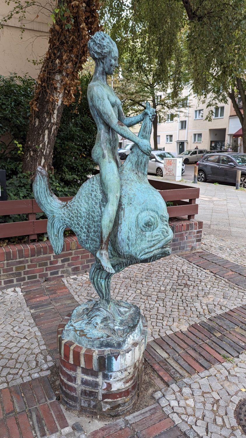 Fischreiterin an der Uhland- Ecke Pariser Straße