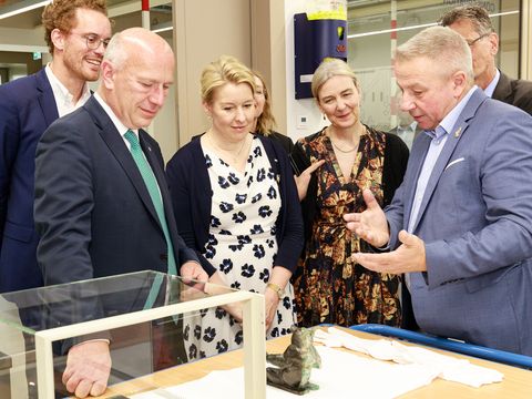 Der Regierende Bürgermeister Kai Wegner, Senatorin Franziska Giffey, SPK-Präsidentin Marion Ackermann und Senator Christian Gaebler erkunden gemeinsam mit Landeskonservator Dr. Christoph Rauhut und Landesarchäologe Prof. Matthias Wemhoff als Erste das Haus. (Bild: Landesdenkmalamt Berlin, Michel Koczy)