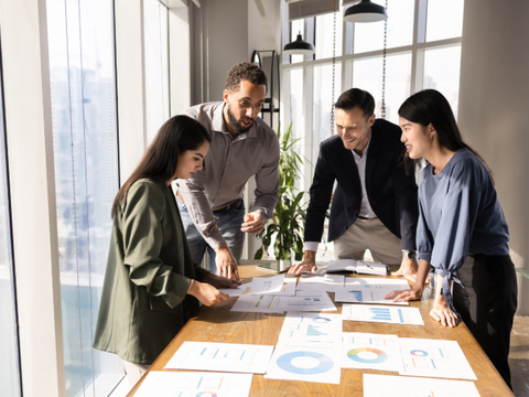 Besprechung unter Kollegen und Kolleginnen im Büro