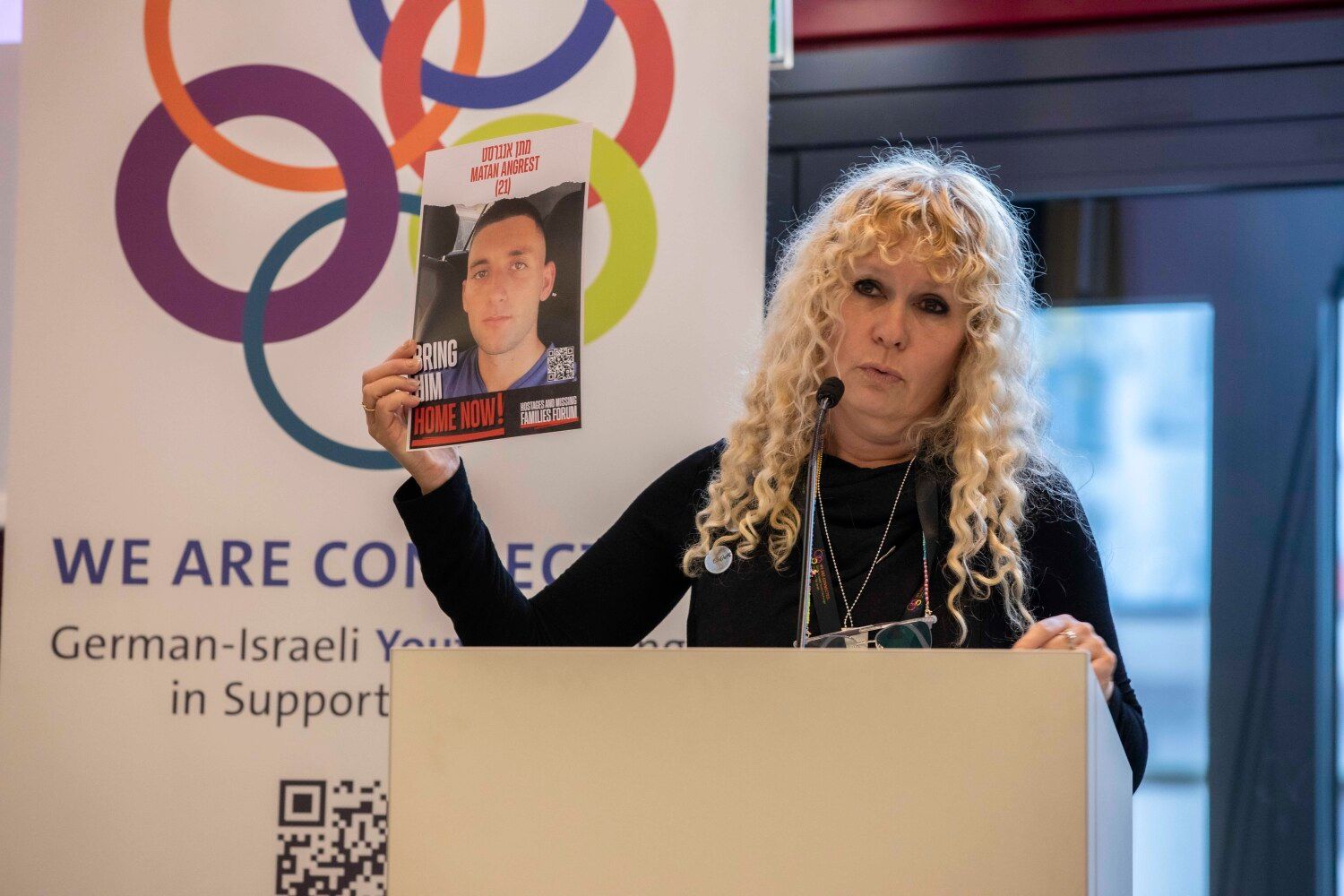 Dr. Alona Eisenberg erinnert das Plenum an die Geiseln, die sich immer noch in der Gewalt der Hamas-Miliz befinden.
