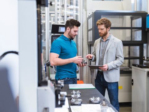 Zwei Männer besprechen sich im Labor