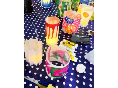 verschienden Lichter stehen auf einem Tisch mit Schere und Klebestiften