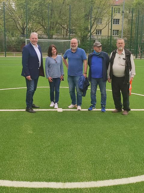 v.l.n.r.: Bezirksstadtrat Harald Muschner, Fachbereichsleiterin Ilka Grafschmidt, BFV Präsidiumsmitglied Joachim Gaertner, Ralf Nowack und Kurt Schmidtkowski vom Berliner Fussball-Verband (Bild: BA Reinickendorf)