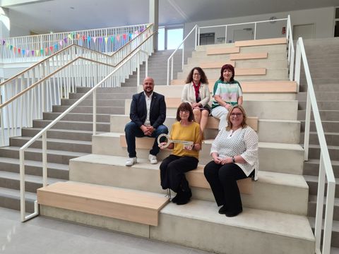 V.l.n.r.: Spandaus Bildungsstadtrat Frank Bewig, Schulleiterin Birgit Faak, Staatssekretärin für Mieterschutz und Quartiersentwicklung Ülker Radziwill, Bildungssenatorin Astrid-Sabine Busse und Bezirksbürgermeisterin Dr. Carola Brückner (Bild: Bezirksamt Spandau)