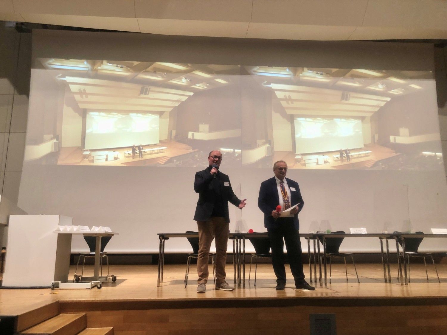 Stadtrat für Soziales und Bürgerdienste Arne Herz und der Leiter der Wahlkomission Uwe Weise begrüßen alle Teilnehmer*innen.