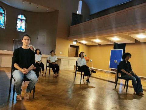 Kursgruppe bei Theaterprobe