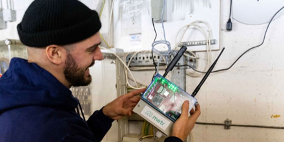 Mann hält Tool von metr in den Händen