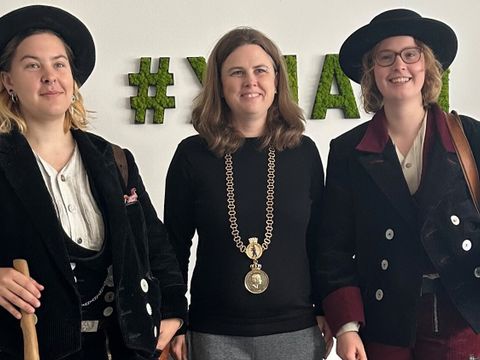 Tischlergesellin Leonie (links), Bezirksbürgermeisterin Clara Herrmann (mitte) und Maßschneiderin Ulla (rechts) im Rathaus Friedrichshain
