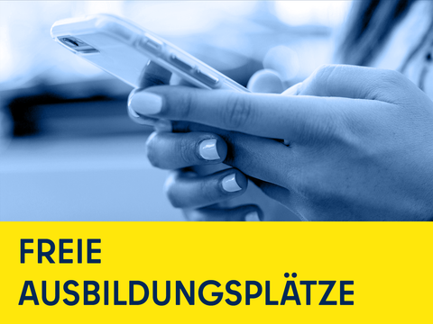 Frau sucht auf Mobiltelefon mit Schriftzug Freie Ausbildungsplätze