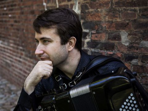 Portrait von Roman Yusipey mit Akkordeon