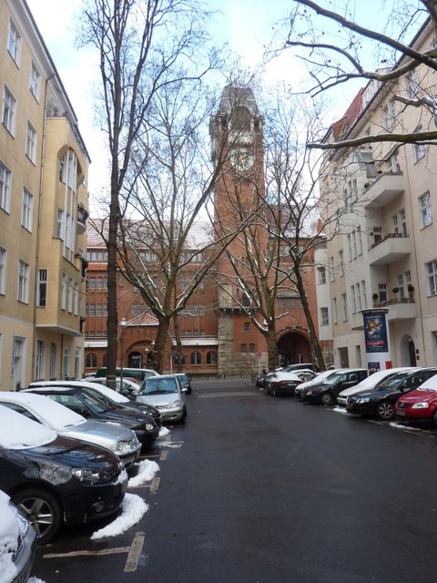 Roscherstraße, rechts Nr.16, hinten der Uhrturm der Paula-Fürst-Schule, 9.2.2013 (Bild: Bezirksamt, KHMM)