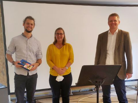 v.l.n.r.: Tobias Meyer (Leiter der Baracke), Ricarda Söhndel (Regionleitung MV Jugendamt), Jugendstadtrat Tobias Dollase. (Bild: BA Reinickendorf)