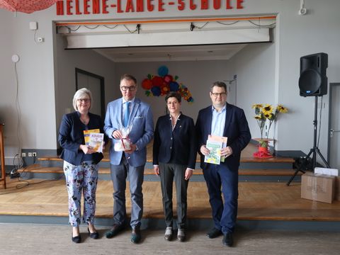 v.l.n.r.: Bezirksstadträtin für Bildung, Kultur und Sport Frau Cerstin Richter-Kotowski, Botschafter Herr Oleksii Makeiev, Stellvertretende Schulleitung der Helene-Lange-Schule Frau Ehlert, Schulleitung Hermann-Ehlers-Gymnasium, Herr Kötterheinrich-Wedekind