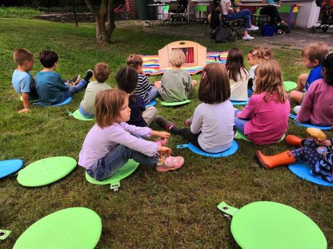Kamishibai im Garten der Gottfried-Benn-Bibliothek (Bild: Stadtbibliothek Steglitz-Zehlendorf)