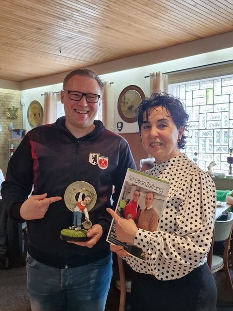 "Stiller Star" Sascha Dibowski, hier beglückwünscht von der Bürgermeisterin. (Bild: BA Rdf)