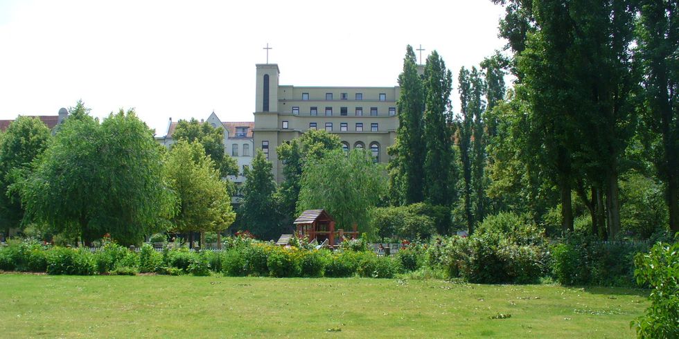 Klausenerplatz mit St. Kamillus