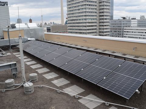 Photovoltaik-Anlage auf dem Dach des Hauses der Statistik