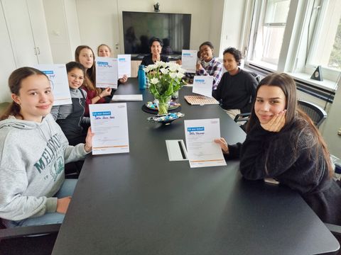 Stolz zeigen die Schülerinnen bei Bürgermeisterin Demirbüken-Wegner ihre Teilnahmeurkunde. (Bild: BA Reinickendorf)