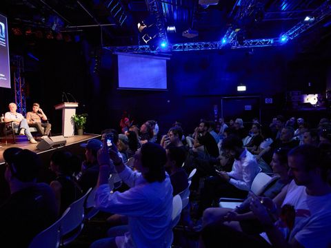 In die Zukunft reinhören: Das Publikum lauscht und diskutiert mit beim NEW VISIONS.