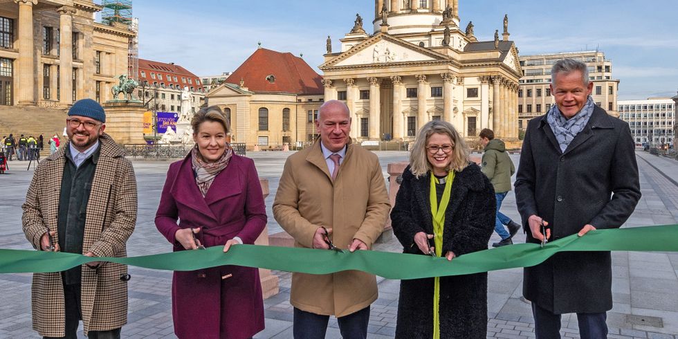 Gendarmenmarkt wiedereröffnet, v.l.n.r. BzStR Mitte Christopher Schriner, SenWEB Sen. Franziska Giffey, Reg. Bgm. Kai Wegner, SenMVKU Sen. Ute Bonde, Grün Berlin GF Christoph Schmidt
