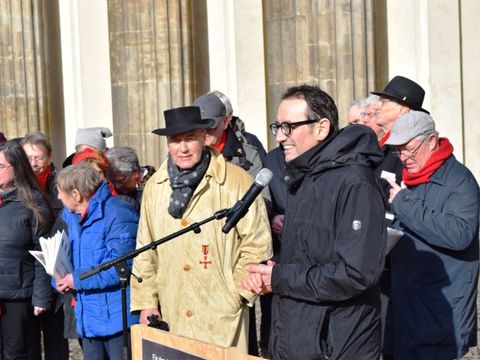 Bezirksbürgermeister Stephan von Dassel und Volker Schröder (Gründer der Aktion 18. März) (links) bei der Gedenkstunde am Brandenburger Tor auf dem Platz des 18.März (Bild: Bezirksamt Mitte)