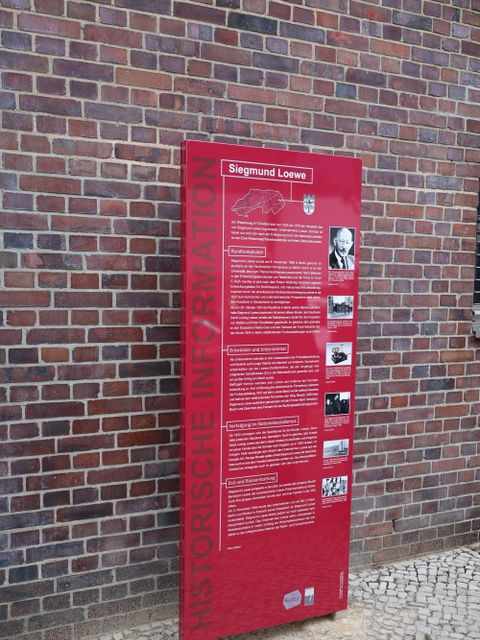 Informationsstele „Siegmund Loewe“ am Wiesenweg 10 in Lankwitz (Bild: Bezirksamt Steglitz-Zehlendorf)