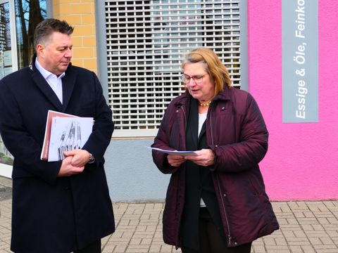 Von links nach rechts: Andreas Geisel (Senator für Stadtentwicklung, Bauen und Wohnen) hört Angelika Schöttler (Bezirksstadträtin für Stadtentwicklung und Facility Management) bei ihren Ausführungen zum aktuellen Stand der Baumaßnahmen und der Zukunftsperspektive auf der Bahnhofstraße zu