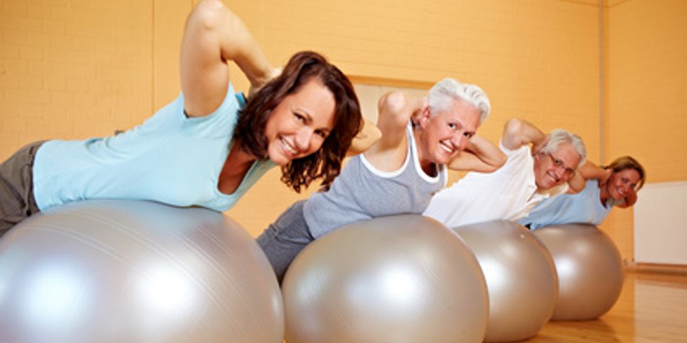 Rückentraining in Turnhalle