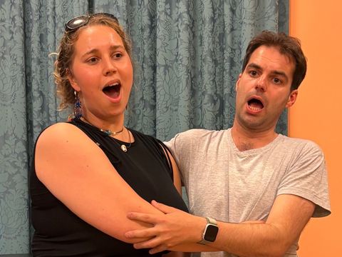 Eine Frau und ein Mann singen Arm in Arm