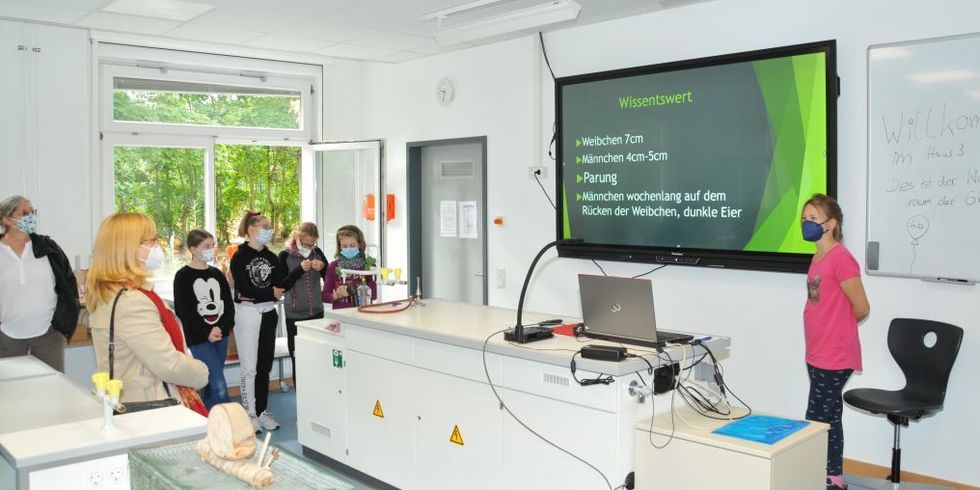Übergabe der sanierten Mobilen Unterrichtsräume des Melanchthon-Gymnasiums - Präsentation der MINT-Klasse 6b