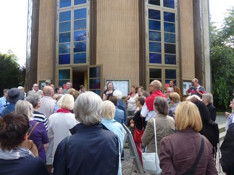 Gundula Reinig vor dem Renaissance-Theater, Foto: KHMM