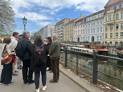 Ein Gruppe steht mit Gerhild Komander auf der Fischerinsel