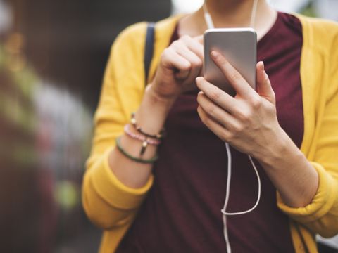 junge Frau mit Handy