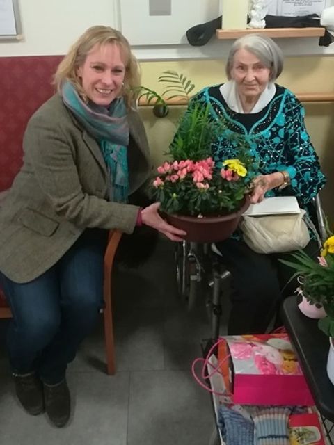 Bezirksstadträtin Katrin Schultze-Berndt gratuliert Jubilarin Ursula Neumann. (Bild: BA Reinickendorf)
