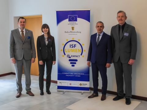 Teilnehmende der Fachtagung (von links nach rechts): Adam Radon (Abteilungsleiter CBSP), Charlotte Mildebrath (LKA Berlin), Thomas Susebach (LKA Berlin), Florian Setzen (LKA Baden-Württemberg)