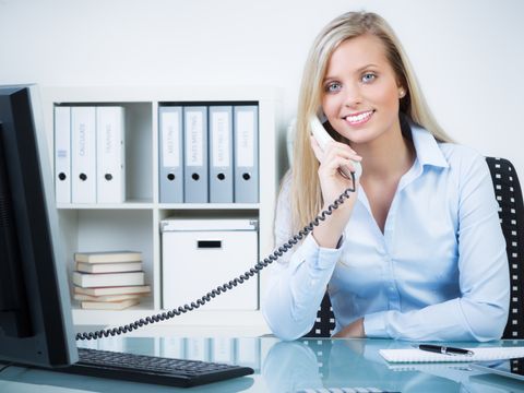 verwaltungsangestellte spricht am telefon