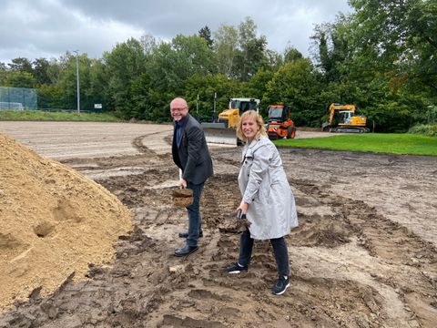 Bezirksstadträtin Katrin Schultze-Berndt (CDU) und der Leiter des Straßen- und Grünflächenamtes Berthold Zenner beim ersten Spatenstich. (Bild: Bezirksamt Reinickendorf)