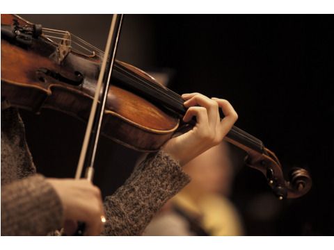 Mädchen spielt Geige