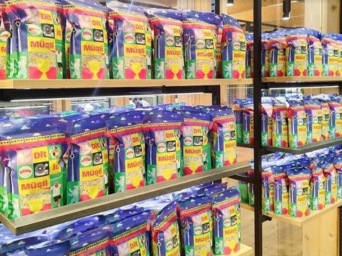 Regale mit Müslipackungen