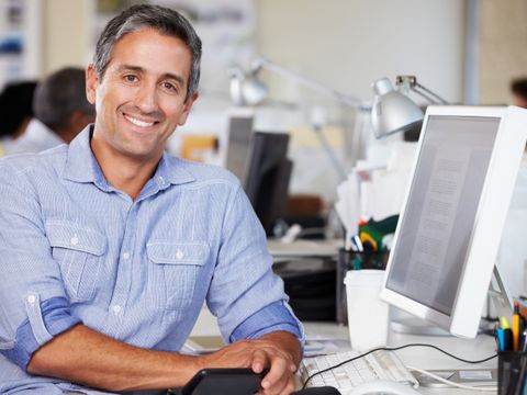 Mann an Bildschirmarbeitsplatz im Büro