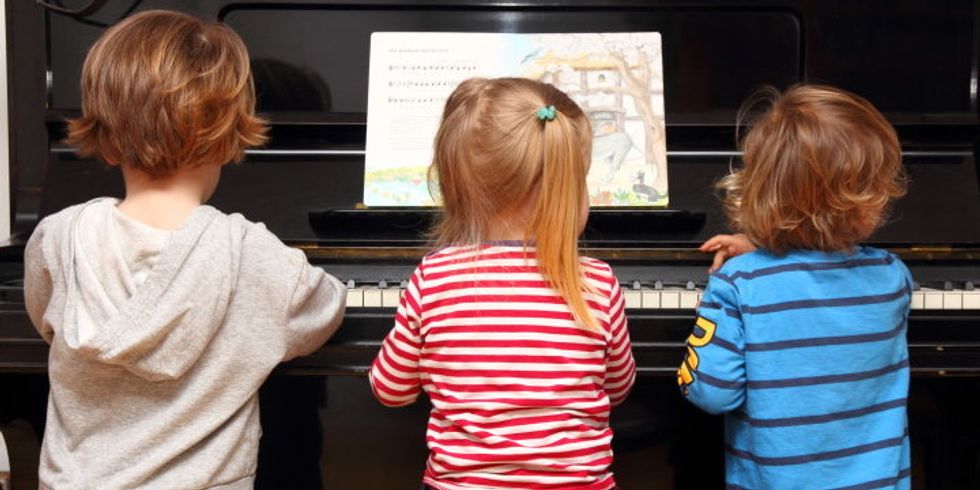 Kinder am Klavier