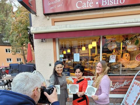 Die Konditorei Laufer ist eine Anlaufstelle für einsame Menschen und hat den 1. Stammtisch gegen Einsamkeit