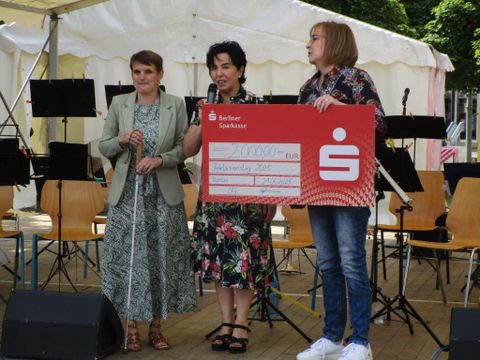 v.l.: Regina Vollbrecht, Emine Demirbüken-Wegner und Frau Franck bei der Scheckübergabe (Bild: BA Rdf)